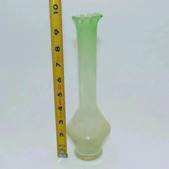Vintage Swirled Stretch Pulled Green Glass Vase - Picture 4 of 6